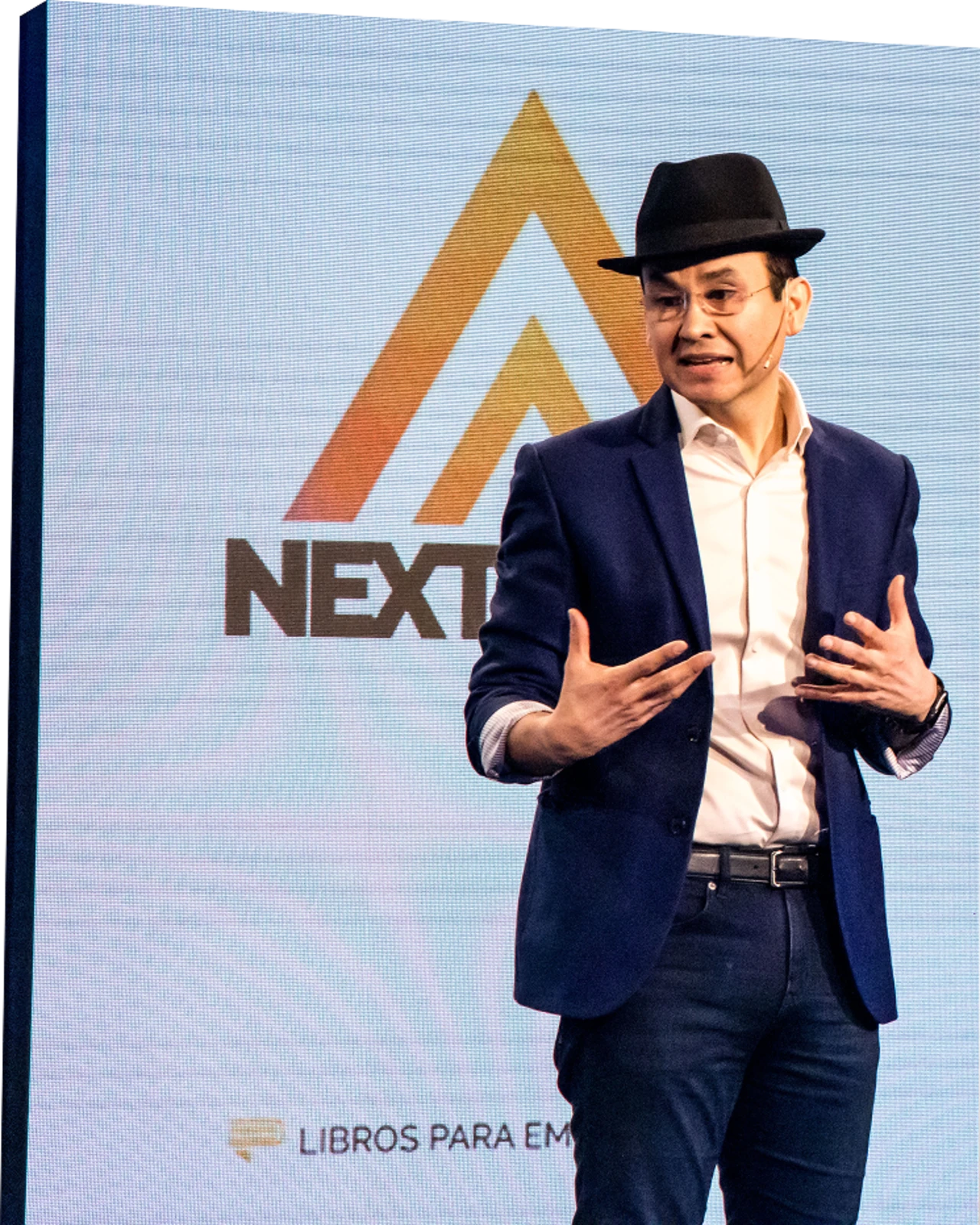 Foto de Jesus Calderón con un grupo de personas