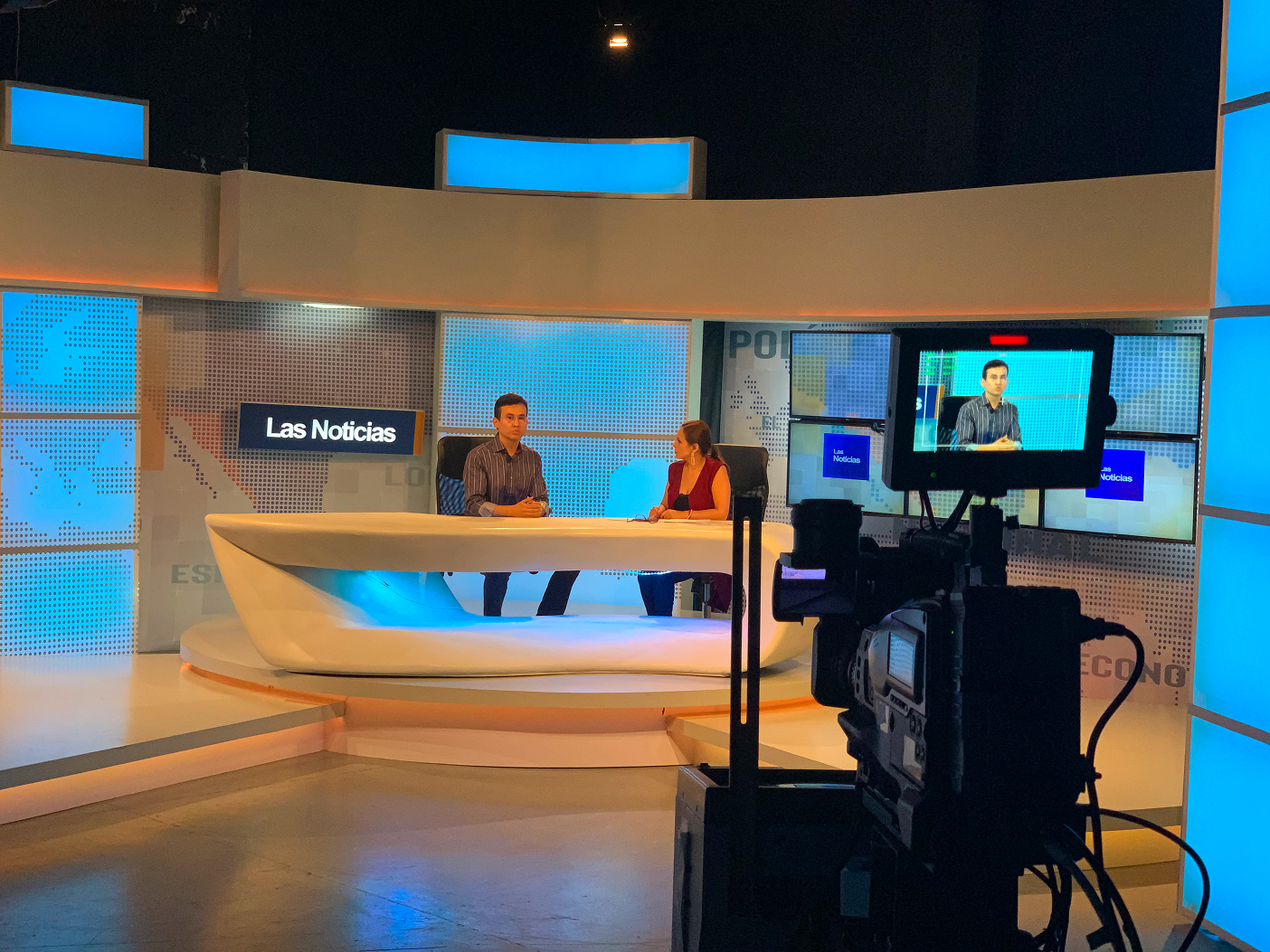 Conductor en programa de TV. 